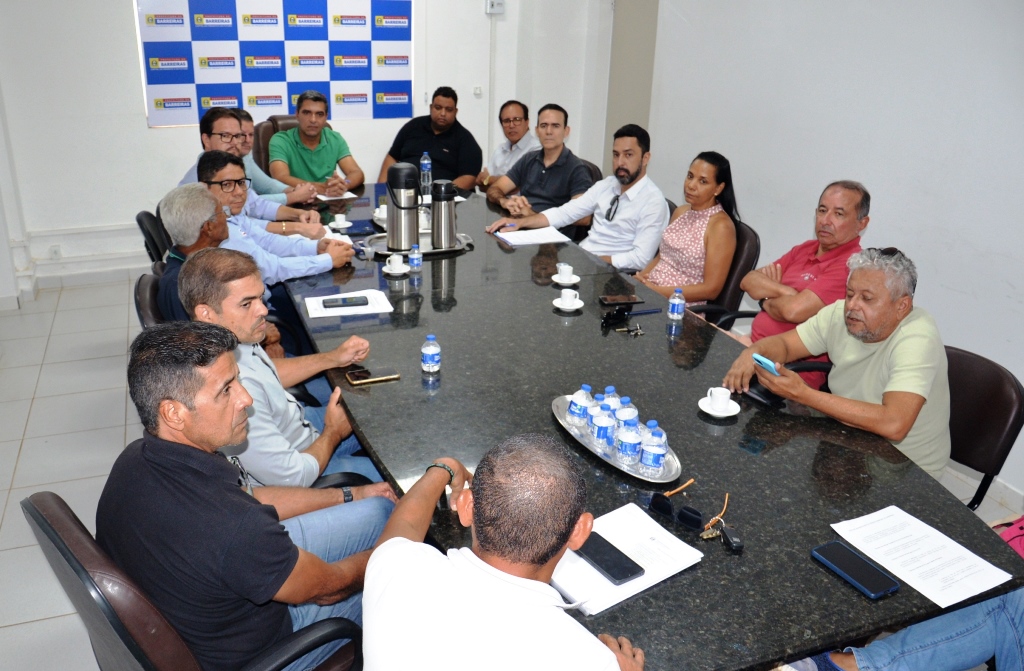 Prefeito Otoniel Teixeira recebe empreendedores e corretores de imóveis para discutir aperfeiçoamento na legislação de uso e ocupação do solo no município